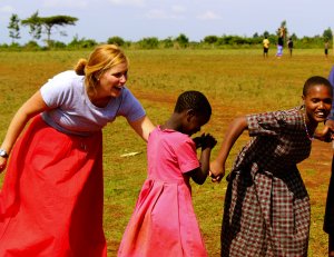 Étudiant ABSN avec des enfants lors d'une immersion clinique mondiale