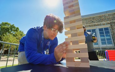 Homecoming participate playing Jenga